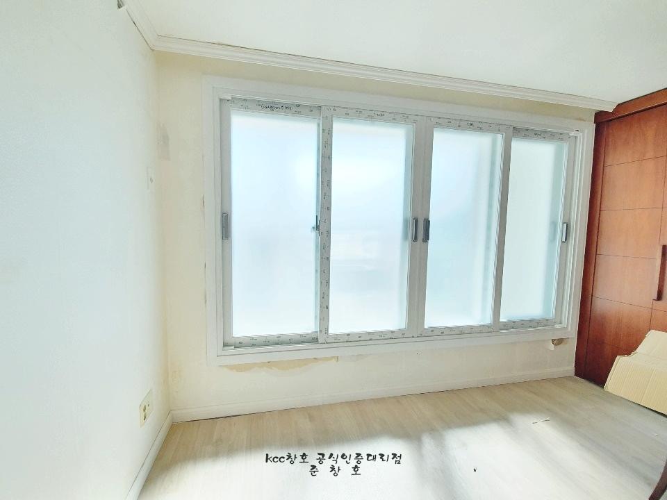 네 짝 문으로 시공된 안방의 창호 모습