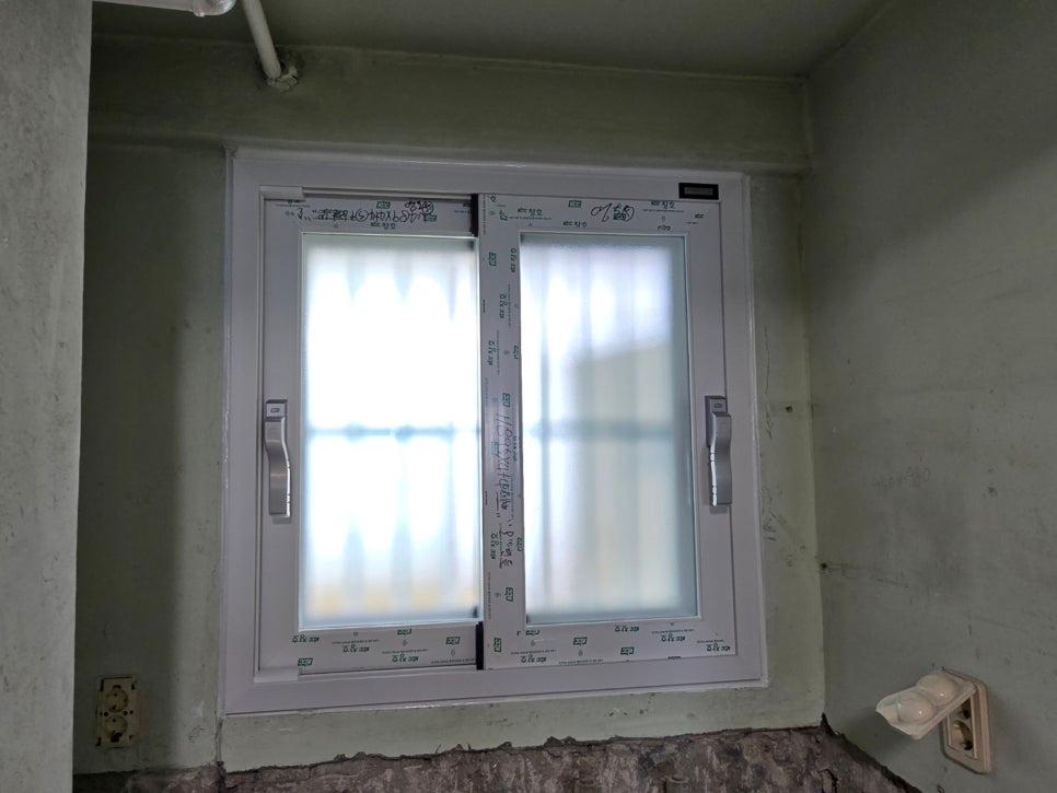 흰색 페인트 벽면과 투명 필름이 붙은 창호의 마감 상태