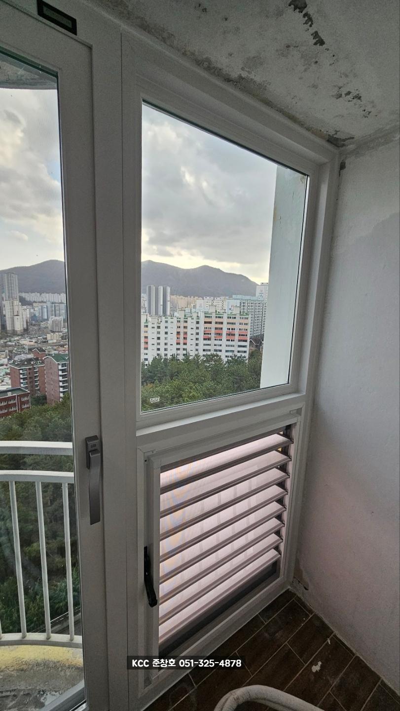 화이트 프레임 창호와 라디에이터가 보이는 발코니
