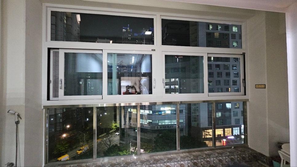 실내 벽면과 맞닿은 창호 프레임과 유리 패널