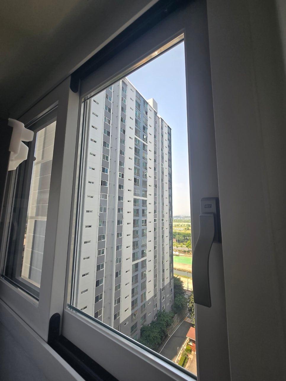 열린 상태의 창호 프레임과 유리 마감 상세