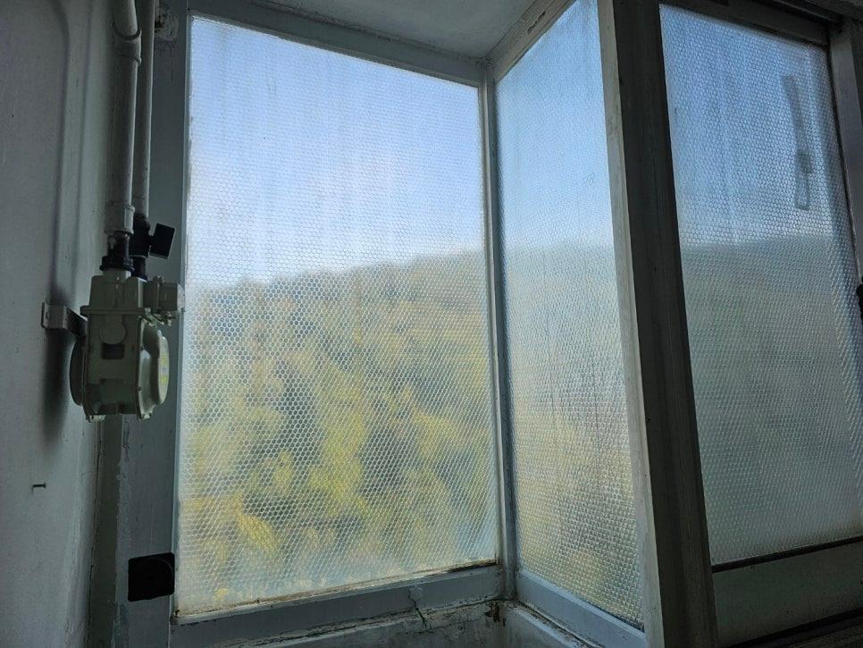 흰색 프레임과 유리 패널이 결합된 창호 근접샷
