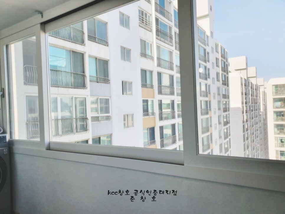 창호를 통해 보이는 외부 건물 전경