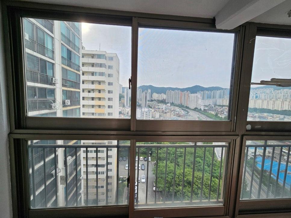 외부 도시 풍경이 비치는 창호 근접 모습