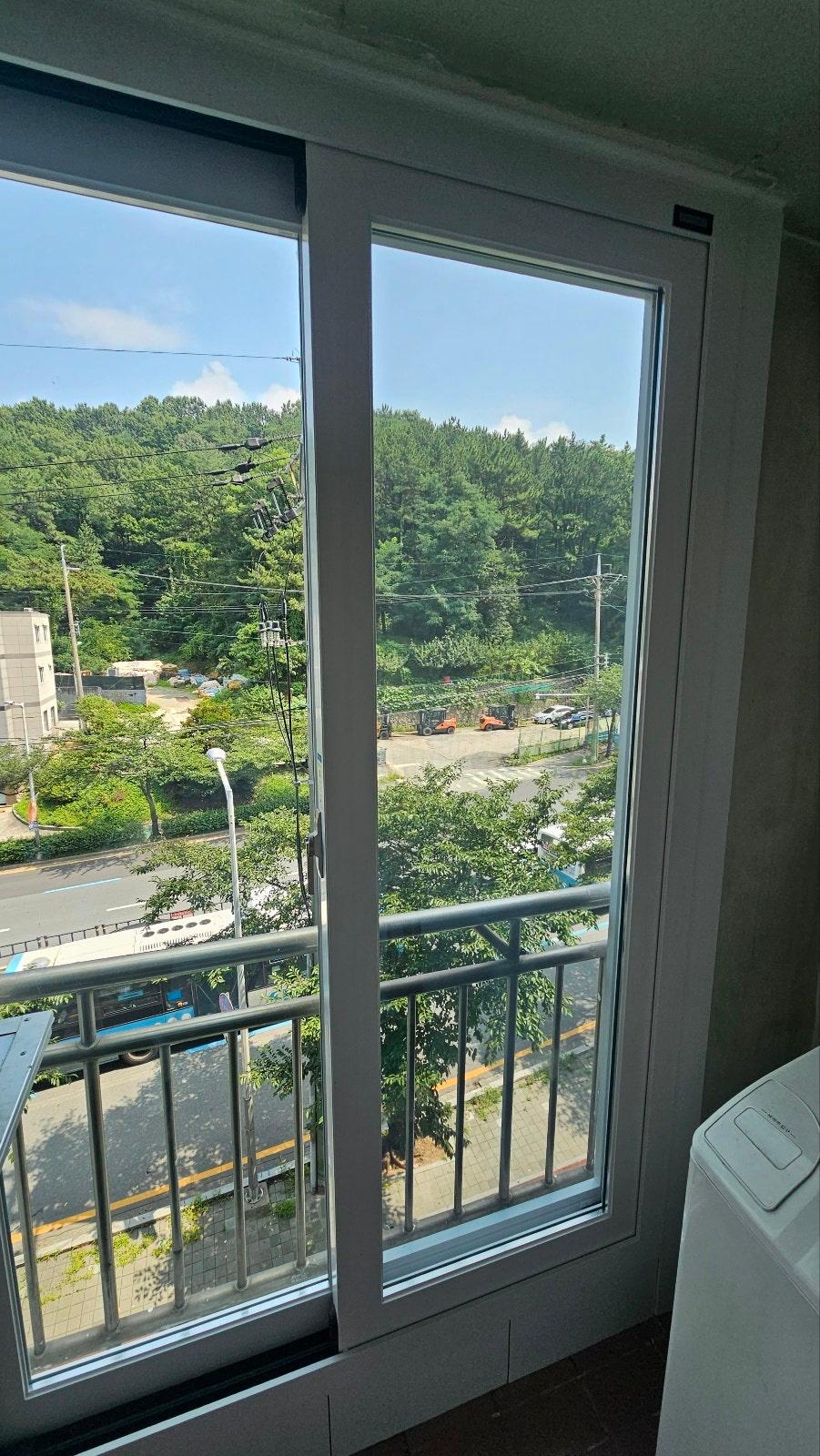 빗물 유입을 방지하는 창호 레일의 근접 상세
