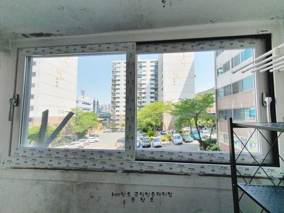 보호 필름이 부착된 창호 프레임과 도시 풍경