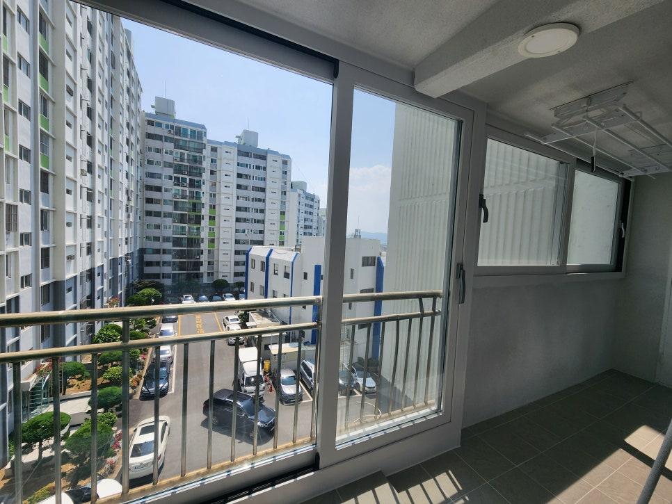 대상을 확정할 수 없는 청소 현장 세부 장면(오염 종류·전후 상태를 추가로 단정하지 말 것)