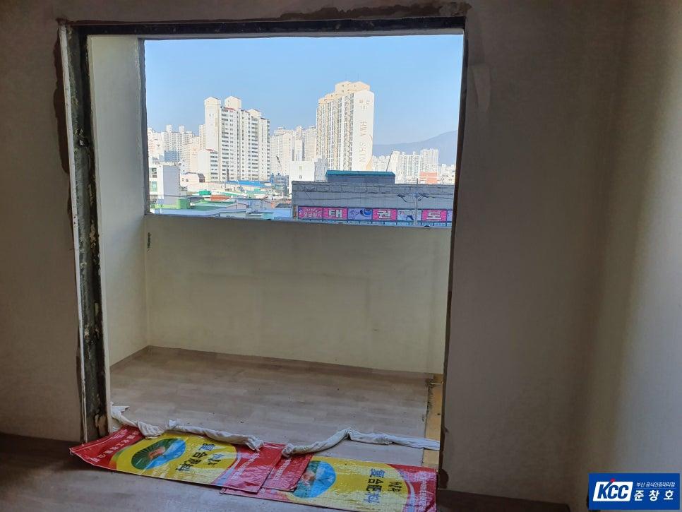 벽면 마감 전 창호가 설치된 방 내부