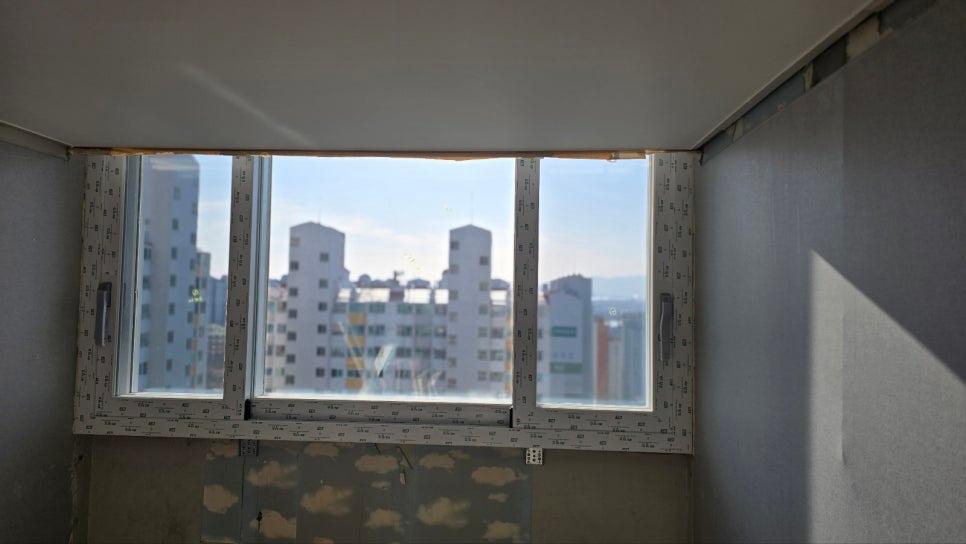 창문 주변 프레임과 벽면 마감 상태