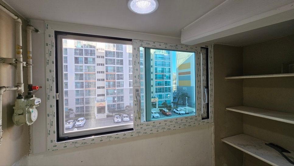배관이 노출된 벽면의 열린 창호와 선반 구조