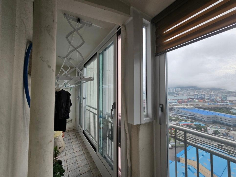 항구 전경이 보이는 발코니 내부와 슬라이딩 창호