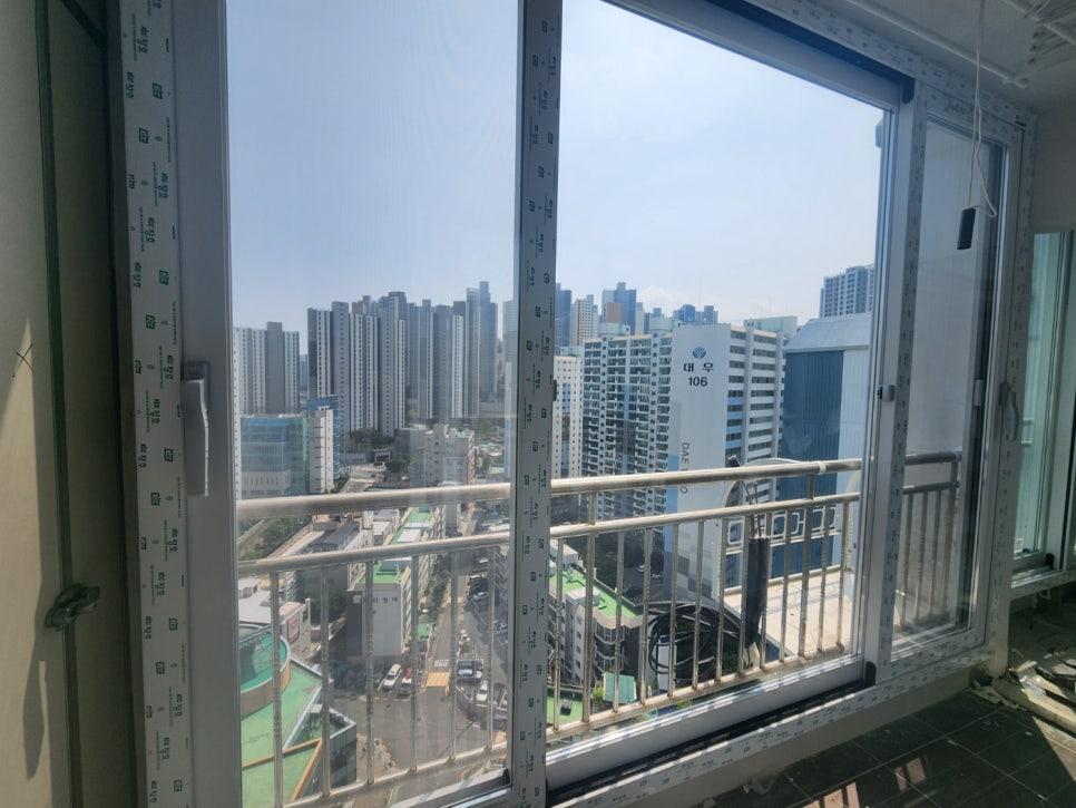 프레임에 표시된 측정 라인과 외부 도시 배경
