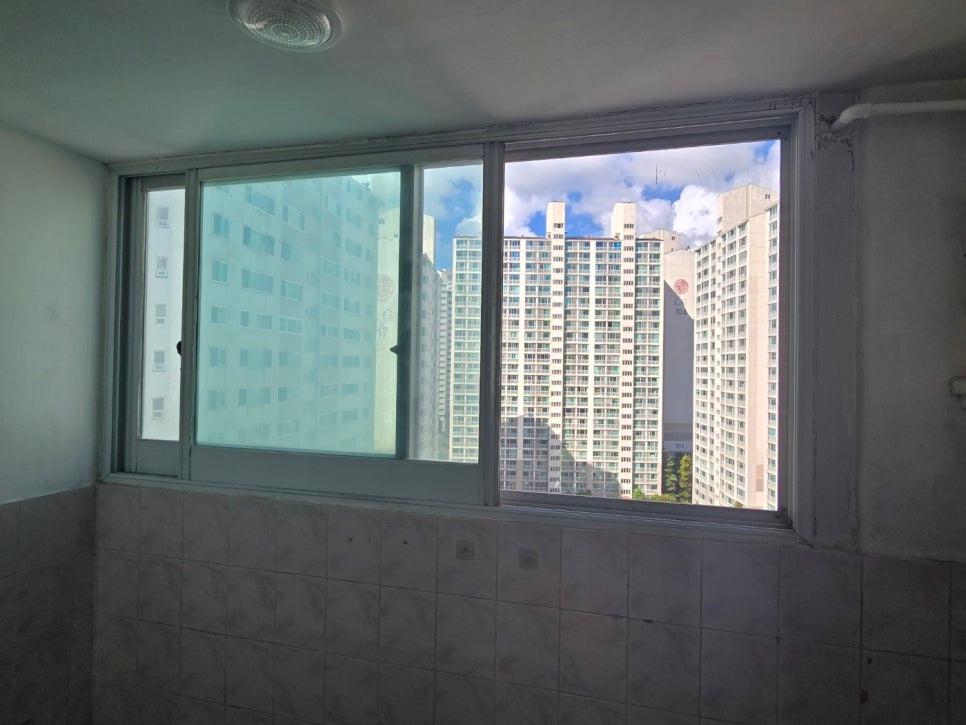 벽면 타일과 창호 프레임이 맞닿은 근접 촬영 컷