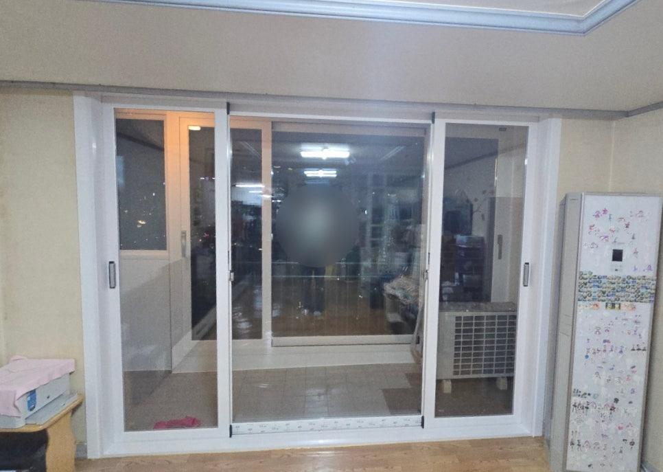 가구와 가전제품을 보양지로 덮은 상태의 도어 설치 현장