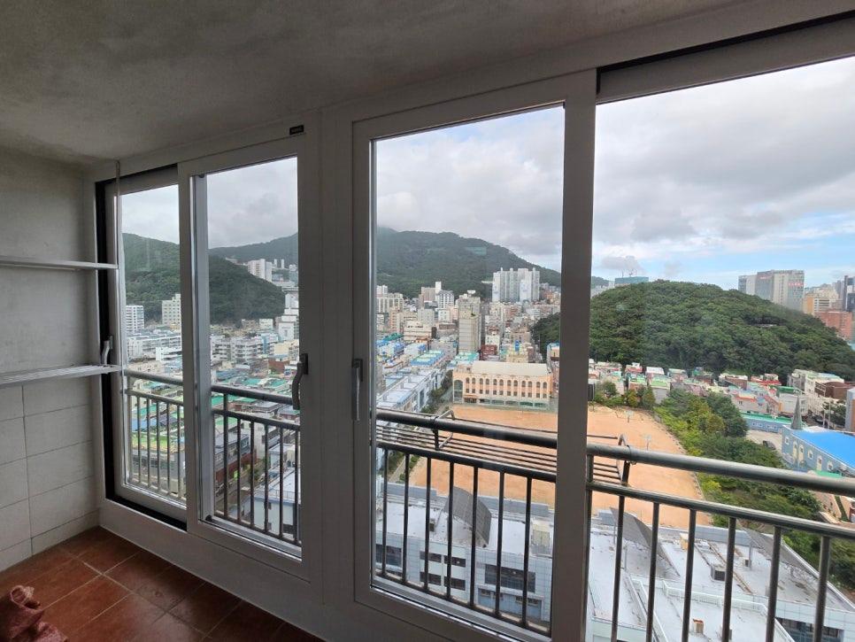 흰색 프레임의 슬라이딩 창호가 설치된 발코니 전경