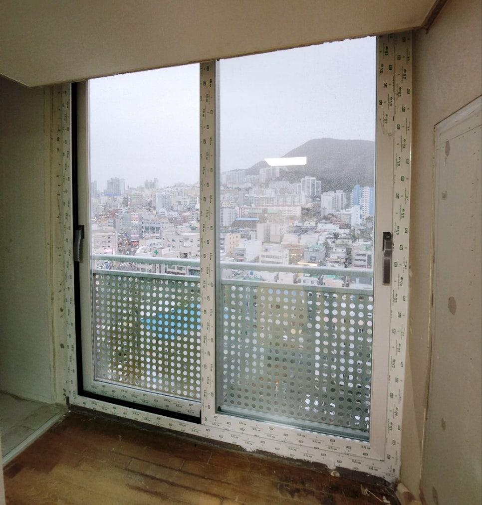 금속 격자망이 설치된 외부와 맞닿은 창호 개방 모습