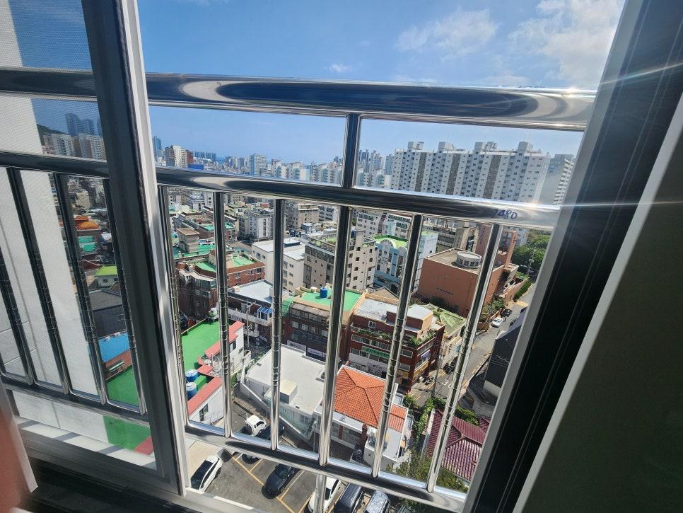 금속 프레임과 유리가 결합된 창호 근접 샷
