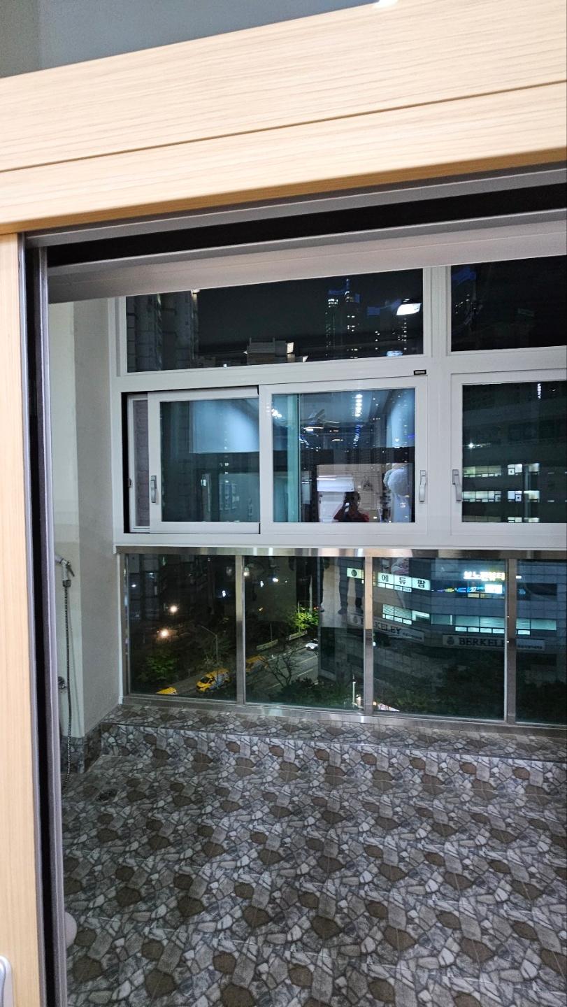 창호가 설치된 실내 발코니 공간의 전경