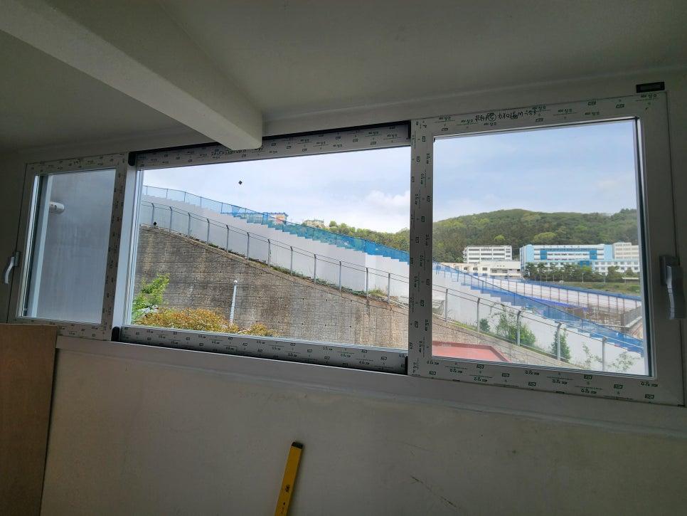 측정 표시가 있는 프레임 너머로 보이는 산과 건물