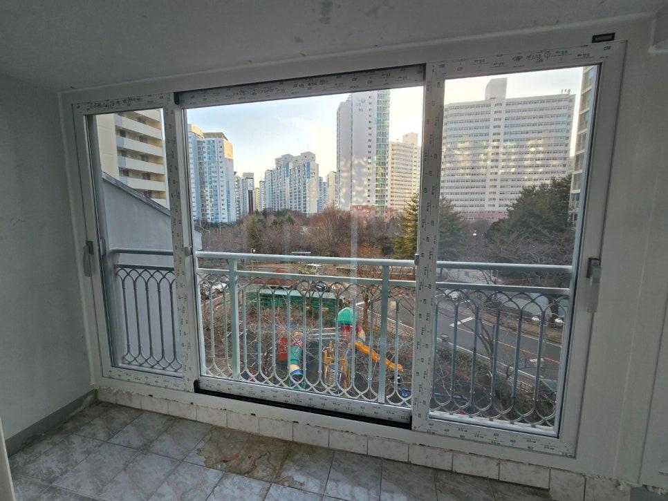 흰색 프레임과 금속 난간이 설치 중인 발코니