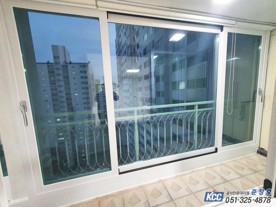흰색 프레임의 창호와 발코니 울타리가 보이는 근접 컷