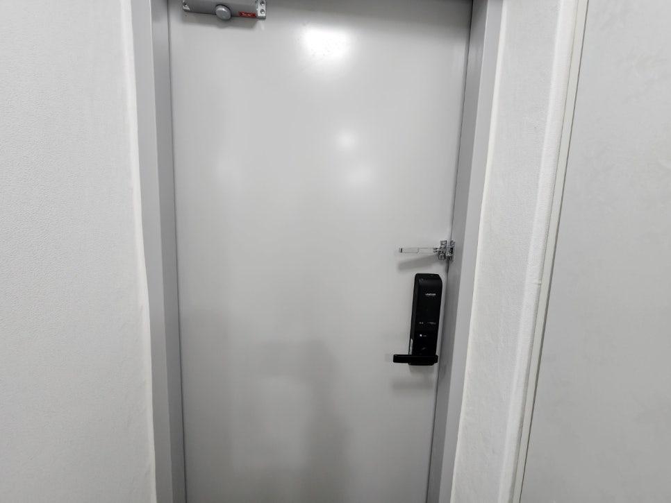 검은색 디지털 잠금장치가 장착된 흰색 도어