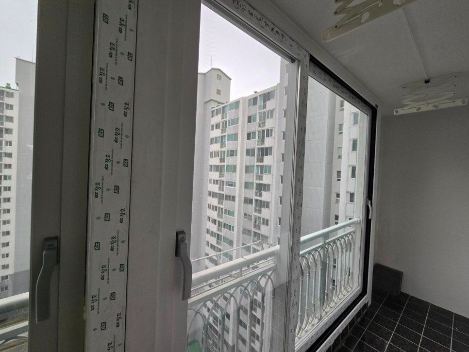 흰색 프레임 창문과 검은색 타일 바닥의 대비