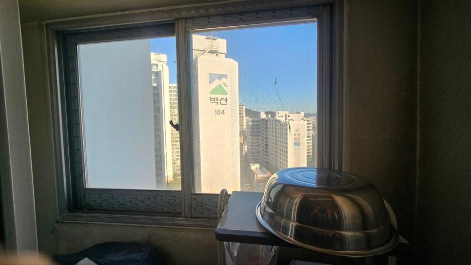 외부 건물과 맞닿은 창호 근접 촬영본