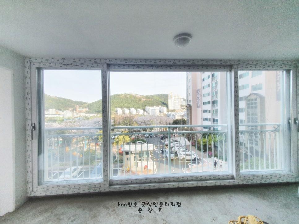 창호와 발코니 난간이 보이는 실내