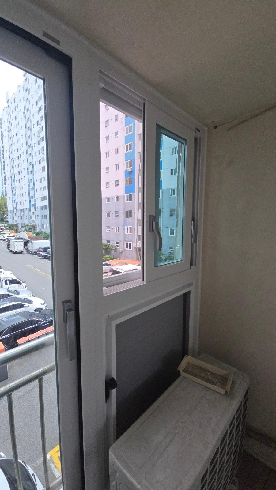에어컨과 함께 설치된 발코니 창호와 루버창