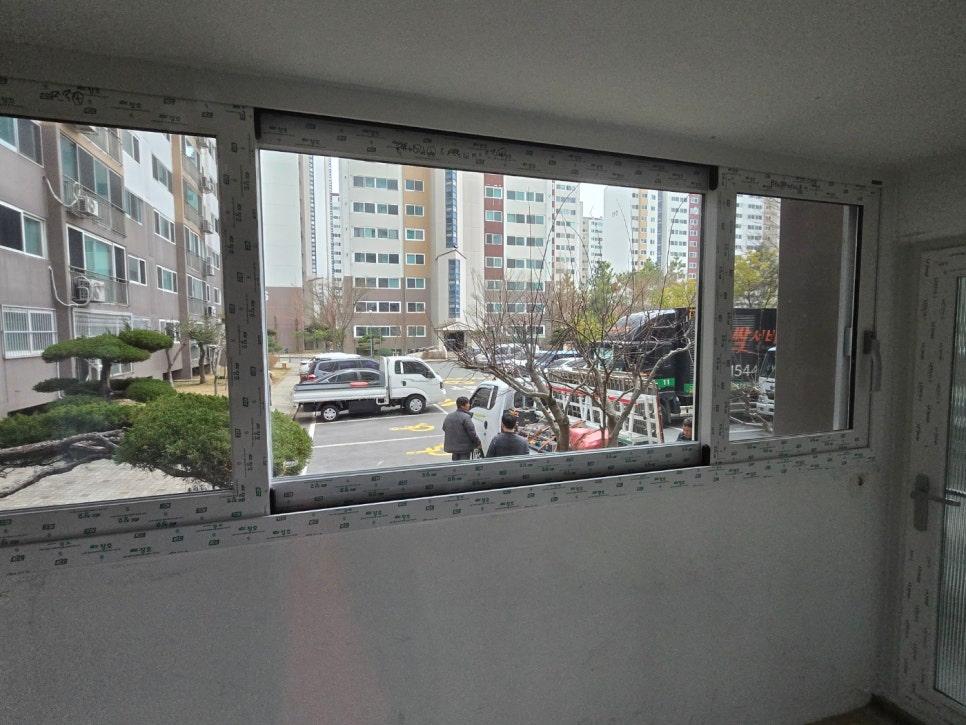 도시 풍경이 보이는 창틀 근접 촬영분