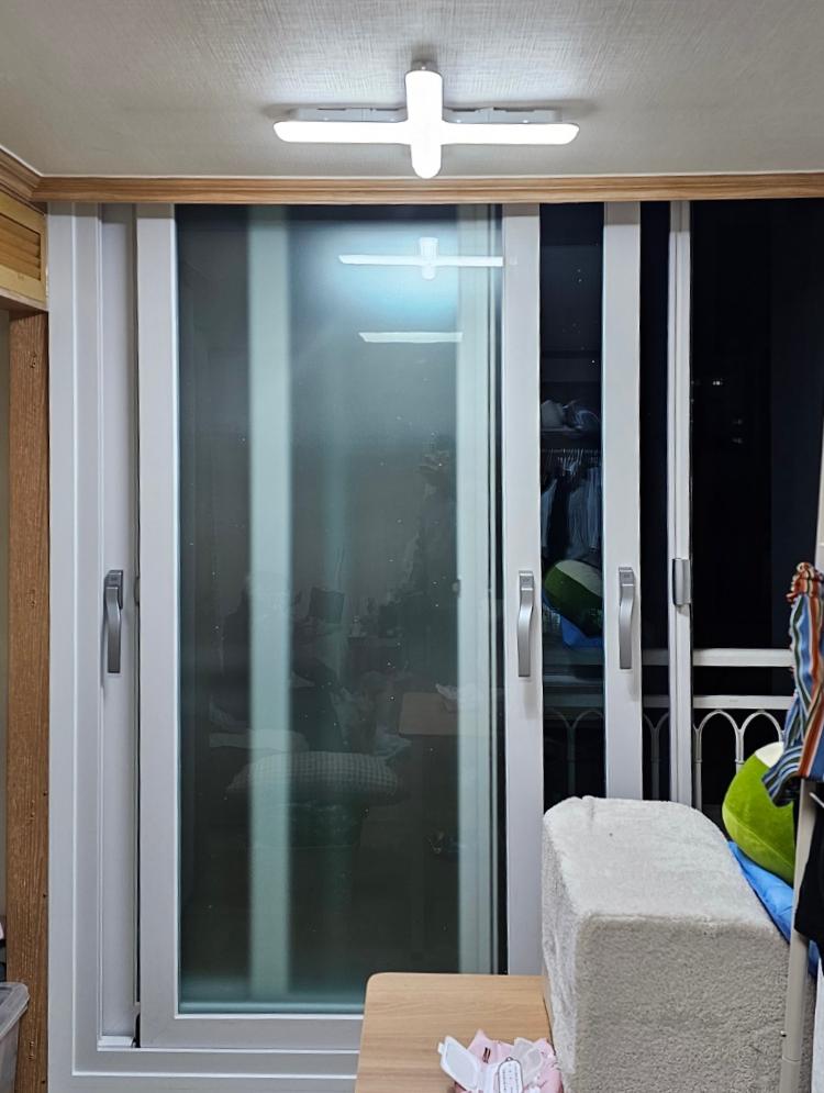 파시노 핸들이 설치된 흰색 슬라이딩 창호의 마감