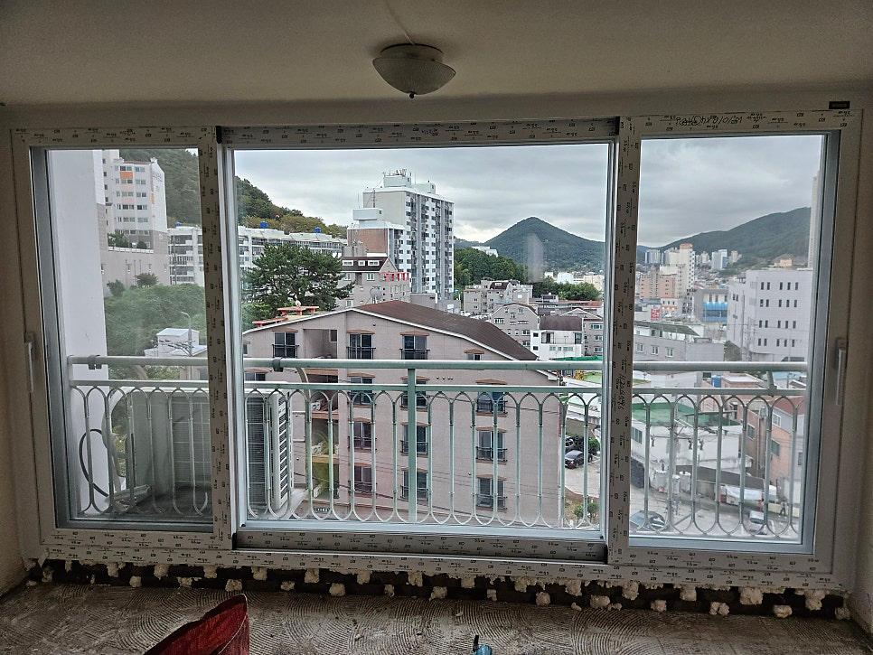 창틀에 마킹이 되어 있고 바닥에 흰색 폼이 깔린 실내 작업 모습