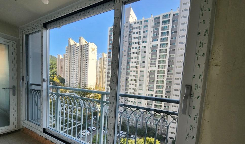 투명 유리창 너머로 보이는 고층 아파트 단지 전경