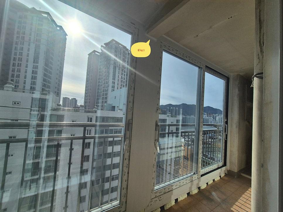 테라스 라이트와 함께 시공 중인 발코니 모습