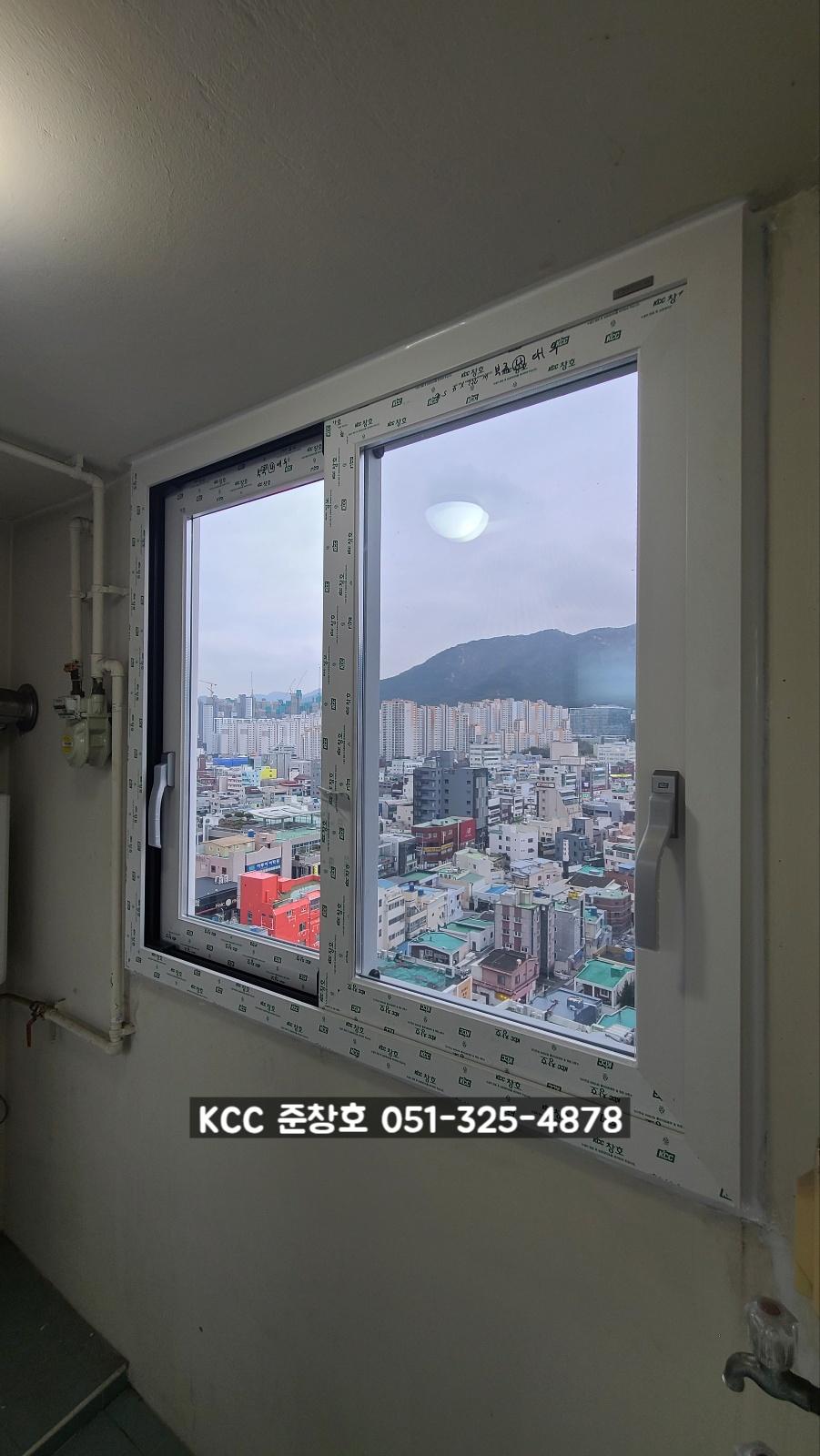 실내 공간에 설치된 창호 프레임과 외부 풍경