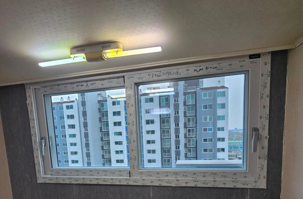 마감 테이프가 붙은 프레임 너머로 보이는 고층 건물들