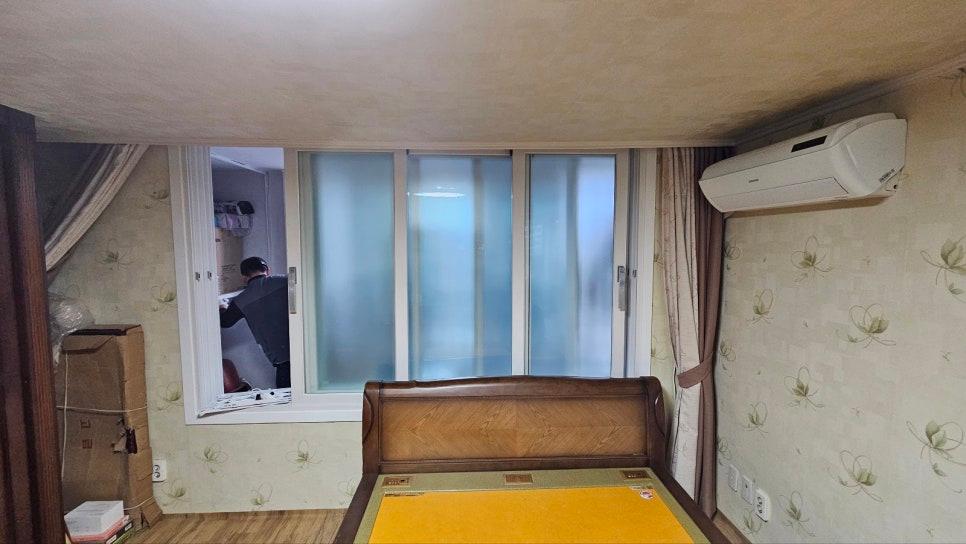침실 벽면에 창호를 설치 중인 과정