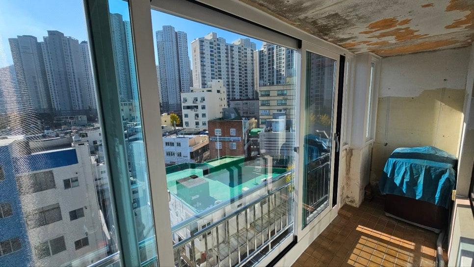 보양 천으로 물건을 덮어둔 발코니 벽면 작업 현장