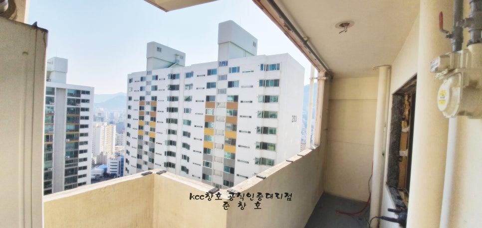 베이지색 벽지와 회색 바닥이 어우러진 발코니 전경