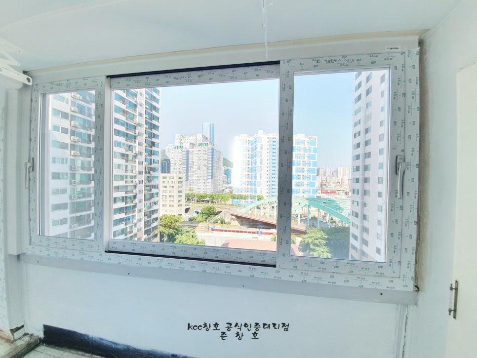 도시 풍경이 보이는 실내 창호의 마감 상태 근접 샷