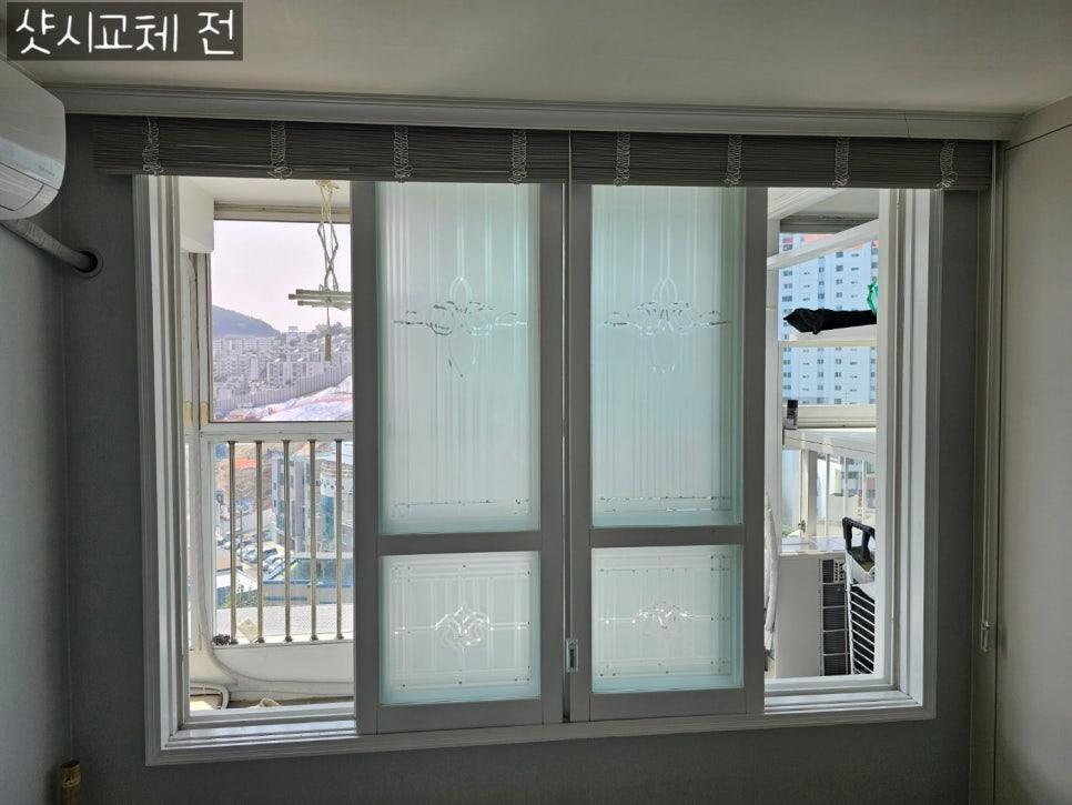 패턴 유리와 블라인드가 설치된 창호 근접 모습