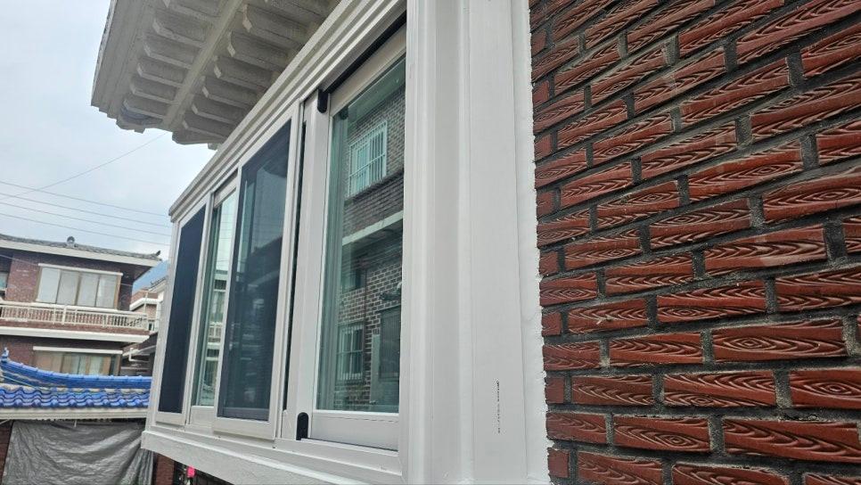 빨간 벽돌 벽과 흰색 프레임의 접합부