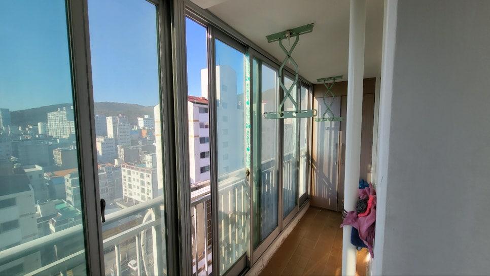 도시 풍경이 비치는 유리창호 근접 사진