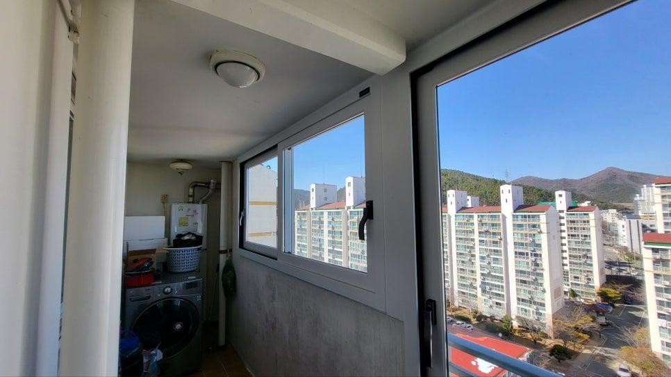창호를 제거하여 외부 산세가 보이는 발코니 공간