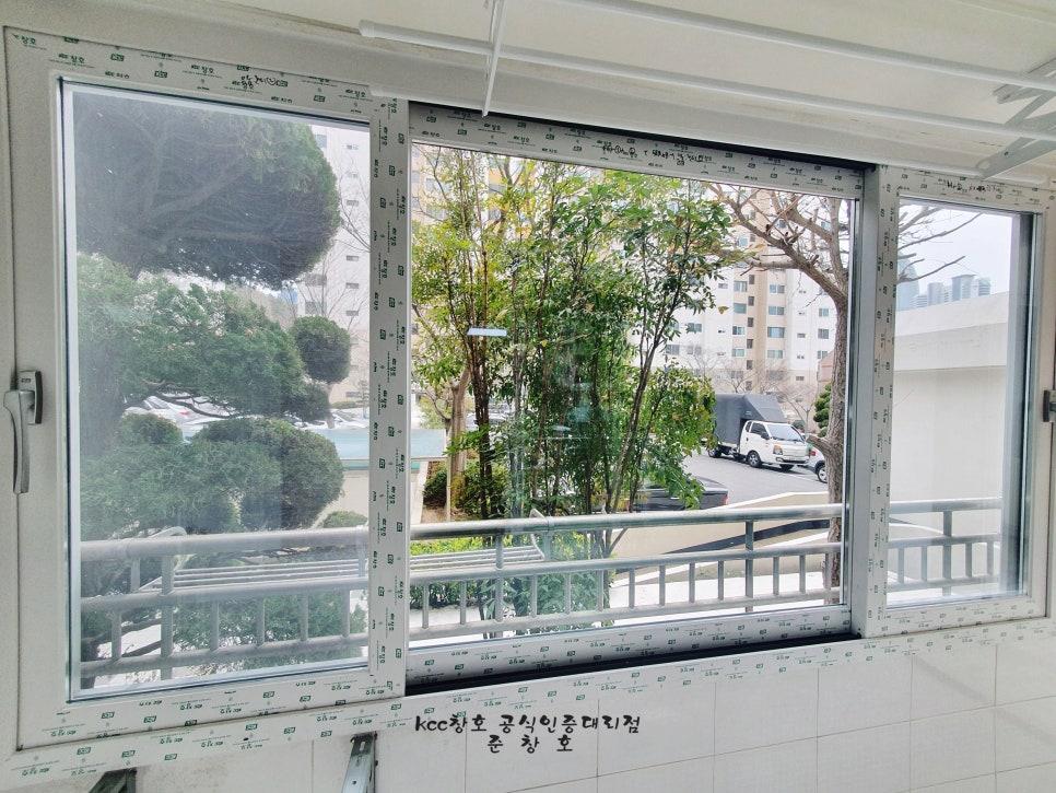 외부 풍경이 보이는 창호 프레임의 마감 상태