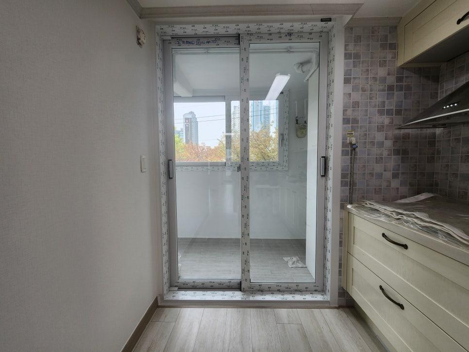 도어 프레임과 내부 유리 패널이 보이는 근접 컷