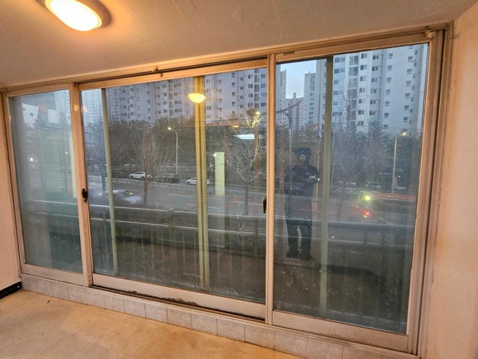 실내 벽면과 슬라이딩 창호가 설치되는 과정