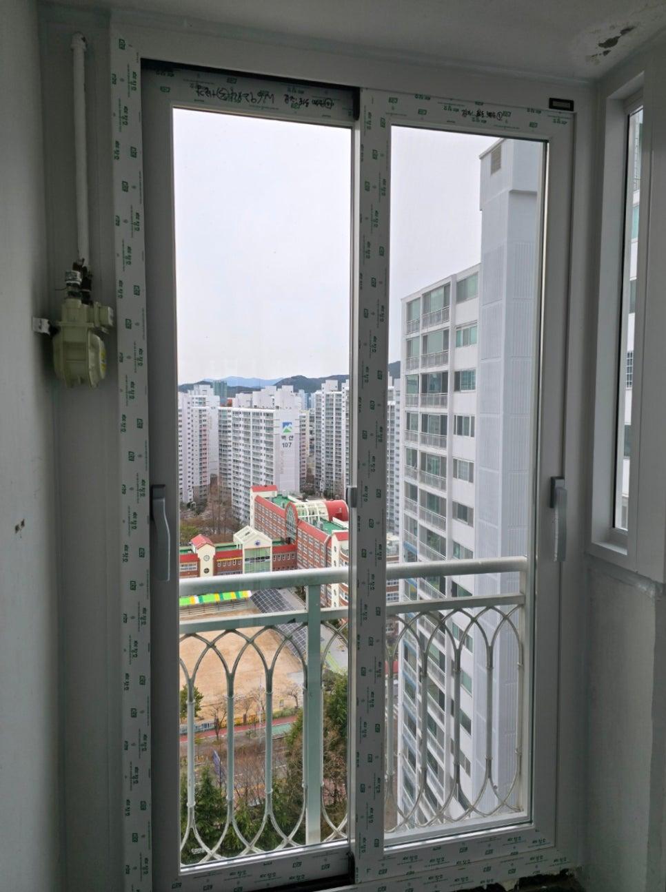 열린 상태의 창문 프레임과 외부 전경