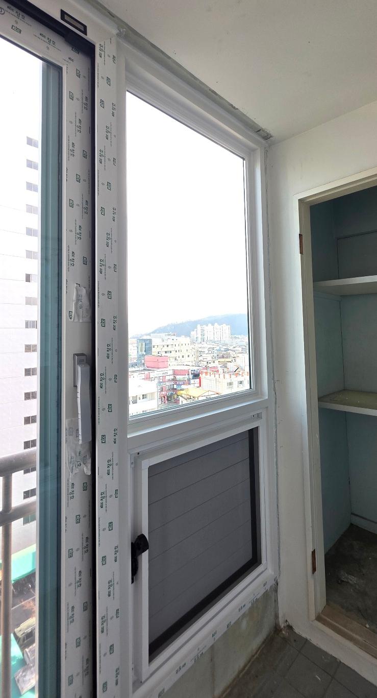 프레임이 설치되어 열려 있는 창문의 모습